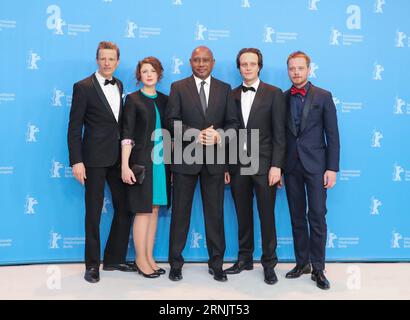 I membri del cast posano durante una foto del film le jeune Karl Marx (The Young Karl Marx) durante il 67° Festival Internazionale del Cinema di Berlinale a Berlino, capitale della Germania, il 12 febbraio 2016. Il 67° Festival internazionale del cinema di Berlino si svolge dal 9 al 19 febbraio, durante il quale saranno proiettati un totale di 399 film provenienti da 72 paesi e regioni e si terrà una serie di eventi culturali. )(gj) GERMANIA-BERLINO-67TH BERLINALE- LE JEUNE KARL MARX ShanxYuqi PUBLICATIONxNOTxINxCHN i membri del cast posano durante un Photo call del Film le Jeune Karl Marx il giovane Karl Marx durante il 67th Berlinale Intern Foto Stock