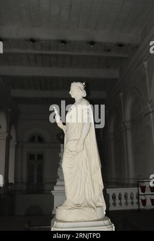 Calcutta, Bengala Occidentale, India - 29 agosto 2023: Bella statua in marmo della Regina Vittoria al Museo Indiano di Calcutta Foto Stock