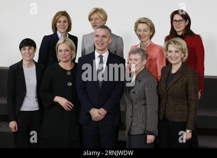 Ministro della difesa norvegese Ine Eriksen Soreide, ministro della difesa olandese Jeanine Hennis-Plasschaert, segretario generale della NATO Jens Stoltenberg, vice segretario generale della NATO Rose Gottemoeller e ministro della difesa albanese Mimi Kodheli (L-R, fronte), ministro della difesa spagnolo Maria Dolores de Cospedal, ministro della difesa italiano Roberta Pinotti, il ministro della difesa tedesco Ursula von der Leyen e il ministro della difesa sloveno Andreja Katic (L-R, posteriore) posano per una fotografia durante una riunione dei ministri della difesa della NATO presso la sua sede centrale a Bruxelles, in Belgio, il 15 febbraio 2017. ) BELGIO-BRUXELLES-NATO-DIFESA MINIS Foto Stock