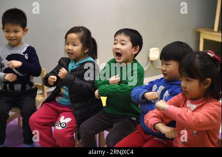 I bambini giocano in un'aula condivisa presso la Digua Community sotterranea presso l'edificio 19 di Anyuanbeili nel distretto di Chaoyang di Pechino, capitale della Cina, 16 febbraio 2017. La Digua Community, cinese per Sweet Potato Community, è un prodotto di ristrutturazione di abitazioni seminterrate realizzate dall'artista cinese Zhou Zishu. L'ex luogo sotterraneo squallido e senza sole ha subito un anno di ristrutturazione dal 2015. Una volta riaperto, ha abbagliato le persone con i suoi interni creativi e moderni. La comunità, installata con sistema di ventilazione centrale, ha diversi blocchi funzionali, tra cui blocco di lettura, libreria blo Foto Stock