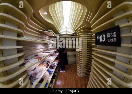 (170218) -- PECHINO, 18 febbraio 2017 -- Resident Ren Sudan legge un libro in una biblioteca della comunità sotterranea della Digua al Building 19 di Anyuanbeili nel distretto di Chaoyang di Pechino, capitale della Cina, 15 febbraio 2017. La Digua Community, cinese per Sweet Potato Community, è un prodotto di ristrutturazione di abitazioni seminterrate realizzate dall'artista cinese Zhou Zishu. L'ex luogo sotterraneo squallido e senza sole ha subito un anno di ristrutturazione dal 2015. Una volta riaperto, ha abbagliato le persone con i suoi interni creativi e moderni. La comunità, installata con sistema di ventilazione centrale, ha diversi blo funzionali Foto Stock