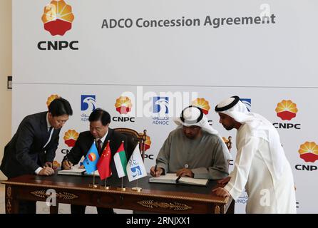 Il presidente della China National Petroleum Corporation Wang Yilin (2nd L) e Sultan Ahmed al-Jaber (2nd R), amministratore delegato del gruppo della Abu Dhabi National Oil Company, controllata dal governo, firmano un accordo ad Abu Dhabi, negli Emirati Arabi Uniti, il 19 febbraio 2017. Abu Dhabi National Oil Company degli Emirati Arabi Uniti ha firmato l'accordo domenica con la China National Petroleum Corporation, assegnandole un interesse dell'8% nella concessione petrolifera onshore di Abu Dhabi, entrambe le parti hanno dichiarato in una dichiarazione inviata tramite e-mail. ) UAE-ABU DHABI-CHINA-FIRMS-ONSHORE OIL CONCESSION-DEAL LIXZHEN PUBLICATIONXNOTXIN Foto Stock