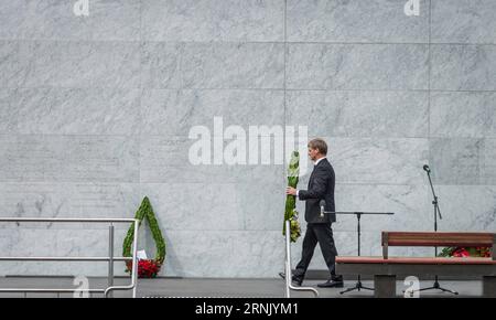 (170222) - WELLINGTON, 22 febbraio - Bill English, primo ministro della nuova Zelanda, pone una corona su un muro commemorativo a Christchurch, nuova Zelanda, 22 febbraio 2017. La seconda città della nuova Zelanda ha segnato il sesto anniversario mercoledì del terremoto che ha ucciso 185 persone con l'inaugurazione di un memoriale ai morti. ) (Zxj) NEW ZEALAND-CHRISTCHURCH-EARTHQUAKE MEMORIAL WALL SammyxZhu PUBLICATIONxNOTxINxCHN Wellington 22 Feb Bill i primi ministri inglesi della nuova Zelanda mettono una corona SU un muro commemorativo a Christchurch nuova Zelanda 22 Feb 2017 La seconda città neozelandese ha segnato il sesto anniversario mercoledì di Foto Stock