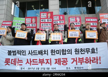 (170227) -- SEOUL, 27 febbraio 2017 -- la gente protesta contro lo spiegamento di un avanzato sistema di difesa missilistica statunitense davanti al quartier generale della Lotte a Seoul, Corea del Sud, 27 febbraio 2017. Lotte Group, il quinto conglomerato più grande della Corea del Sud, ha deciso lunedì di offrire il proprio campo da golf da utilizzare come sito per Terminal High Altitude area Defense (THAAD). ) (Zjy) COREA DEL SUD-SEOUL-THAAD-PROTESTA LeexSang-ho PUBLICATIONxNOTxINxCHN Seul febbraio 27 2017 le celebrità protestano contro lo spiegamento del sistema avanzato di difesa missilistica Degli Stati Uniti di fronte al quartier generale di lotte a Seul Corea del Sud febbraio 27 20 Foto Stock