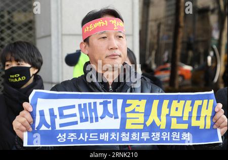 (170227) -- SEOUL, 27 febbraio 2017 -- Un uomo protesta contro lo spiegamento di un avanzato sistema di difesa missilistica statunitense davanti al quartier generale della Lotte a Seoul, Corea del Sud, 27 febbraio 2017. Lotte Group, il quinto conglomerato più grande della Corea del Sud, ha deciso lunedì di offrire il proprio campo da golf da utilizzare come sito per Terminal High Altitude area Defense (THAAD). ) (Zjy) COREA DEL SUD-SEOUL-THAAD-PROTESTA LeexSang-ho PUBLICATIONxNOTxINxCHN Seoul febbraio 27 2017 un uomo protesta contro lo schieramento del sistema avanzato di difesa missilistica Degli Stati Uniti di fronte al quartier generale di lotte a Seoul Corea del Sud febbraio 27 2017 lotto Foto Stock