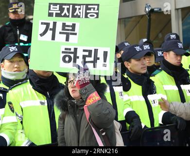 (170227) -- SEOUL, 27 febbraio 2017 -- Una donna protesta contro lo schieramento di un avanzato sistema di difesa missilistica statunitense davanti al quartier generale di Lotte a Seoul, Corea del Sud, 27 febbraio 2017. Lotte Group, il quinto conglomerato più grande della Corea del Sud, ha deciso lunedì di offrire il proprio campo da golf da utilizzare come sito per Terminal High Altitude area Defense (THAAD). ) (Zjy) COREA DEL SUD-SEOUL-THAAD-PROTESTA LeexSang-ho PUBLICATIONxNOTxINxCHN Seoul febbraio 27 2017 una donna protesta contro lo spiegamento di al sistema avanzato di difesa missilistica Degli Stati Uniti di fronte alla sede di lotte a Seoul Corea del Sud febbraio 27 2017 Foto Stock