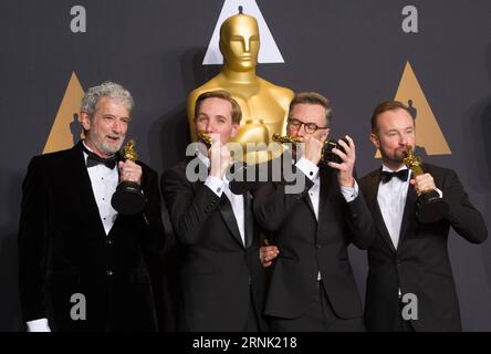 (L-R) i mixer del suono Peter Grace, Robert Mackenzie, Kevin o Connell e Andy Wright posano dopo aver vinto il premio Best Sound Mixing Award per Hacksaw Ridge nella sala stampa del 89th Academy Awards al Dolby Theater di Los Angeles, negli Stati Uniti, il 26 febbraio 2017. )(zf) U.S.-LOS ANGELES-OSCAR-AWARD YangxLei PUBLICATIONxNOTxINxCHN l r Sound Mixer Peter Grace Robert Mackenzie Kevin o Connell e Andy Wright posa dopo aver vinto il Best Sound Mixing Award per Hacksaw Ridge ALLA Press Room del 89° Academy Awards AL Dolby Theatre di Los Angeles negli Stati Uniti IL febbraio 26 2017 ZF U S Los Angel Foto Stock