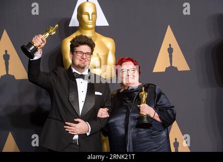 Il regista Kristof Deak (L) e il produttore Anna Udvardy si mettono in posa dopo aver vinto il premio Best Live Action Short Film Award per la canzone nella sala stampa del 89° Academy Awards al Dolby Theater di Los Angeles, negli Stati Uniti, il 26 febbraio 2017. )(zf) U.S.-LOS ANGELES-OSCAR-AWARD YangxLei PUBLICATIONxNOTxINxCHN Direttore Kristof Deak l e produttore Anna posa dopo aver vinto il Best Live Action Short Film Award per il canto ALLA sala stampa del 89° Academy Awards AL Dolby Theatre di Los Angeles negli Stati Uniti IL 26 2017 febbraio ZF U S Los premio Oscar di Angeles YangxLei PUBLICATIONxNOTxINxCHN Foto Stock