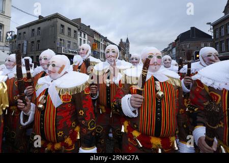 (170228) -- BINCHE, 28 febbraio 2017 -- Masked Gilles partecipa alla sfilata del Mardi Gras (martedì grasso), l'ultimo giorno di Carnevale a Binche, circa 60 km a sud di Bruxelles, capitale del Belgio, 28 febbraio 2017. Il carnevale di tre giorni di Binche, patrimonio dell'umanità dell'UNESCO e uno dei carnevali più famosi d'Europa, ha raggiunto il suo culmine nel Mardi Gras. ) (zy) BELGIUM-BINCHE-CARNIVAL-GILLES YexPingfan PUBLICATIONxNOTxINxCHN Binche Feb 28 2017 Gilles mascherato partecipa alla sfilata di Mardi Grass Shrove Tuesday the Load Day of Carnival in Binche a circa 60 km a sud di Bruxelles capitale del Belgio febbraio 28 Foto Stock