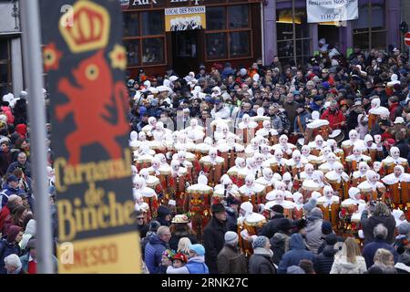 (170228) -- BINCHE, 28 febbraio 2017 -- Masked Gilles partecipa alla sfilata del Mardi Gras (martedì grasso), l'ultimo giorno di Carnevale a Binche, circa 60 km a sud di Bruxelles, capitale del Belgio, 28 febbraio 2017. Il carnevale di tre giorni di Binche, patrimonio dell'umanità dell'UNESCO e uno dei carnevali più famosi d'Europa, ha raggiunto il suo culmine nel Mardi Gras. ) (zy) BELGIUM-BINCHE-CARNIVAL-GILLES YexPingfan PUBLICATIONxNOTxINxCHN Binche Feb 28 2017 Gilles mascherato partecipa alla sfilata di Mardi Grass Shrove Tuesday the Load Day of Carnival in Binche a circa 60 km a sud di Bruxelles capitale del Belgio febbraio 28 Foto Stock