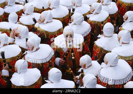 (170228) -- BINCHE, 28 febbraio 2017 -- Masked Gilles partecipa alla sfilata del Mardi Gras (martedì grasso), l'ultimo giorno di Carnevale a Binche, circa 60 km a sud di Bruxelles, capitale del Belgio, 28 febbraio 2017. Il carnevale di tre giorni di Binche, patrimonio dell'umanità dell'UNESCO e uno dei carnevali più famosi d'Europa, ha raggiunto il suo culmine nel Mardi Gras. ) (zy) BELGIUM-BINCHE-CARNIVAL-GILLES YexPingfan PUBLICATIONxNOTxINxCHN Binche Feb 28 2017 Gilles mascherato partecipa alla sfilata di Mardi Grass Shrove Tuesday the Load Day of Carnival in Binche a circa 60 km a sud di Bruxelles capitale del Belgio febbraio 28 Foto Stock