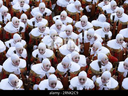 (170228) -- BINCHE, 28 febbraio 2017 -- Masked Gilles partecipa alla sfilata del Mardi Gras (martedì grasso), l'ultimo giorno di Carnevale a Binche, circa 60 km a sud di Bruxelles, capitale del Belgio, 28 febbraio 2017. Il carnevale di tre giorni di Binche, patrimonio dell'umanità dell'UNESCO e uno dei carnevali più famosi d'Europa, ha raggiunto il suo culmine nel Mardi Gras. ) (zy) BELGIUM-BINCHE-CARNIVAL-GILLES YexPingfan PUBLICATIONxNOTxINxCHN Binche Feb 28 2017 Gilles mascherato partecipa alla sfilata di Mardi Grass Shrove Tuesday the Load Day of Carnival in Binche a circa 60 km a sud di Bruxelles capitale del Belgio febbraio 28 Foto Stock