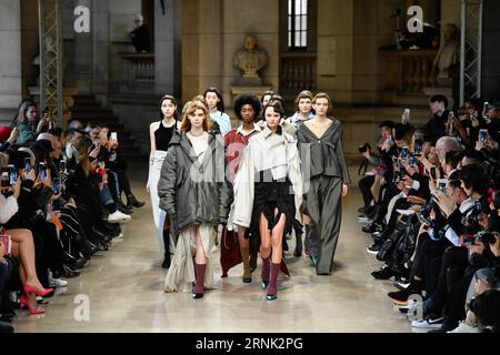 (170228) -- PARIGI, 28 febbraio 2017 -- Models presentano le creazioni di id, un marchio di designer di Hong Kong, durante la settimana della moda autunno inverno 2017/18 delle donne pronte per l'abbigliamento a Parigi, in Francia, il 28 febbraio 2017. ) FRANCE-PARIS-FASHION WEEK-HONG KONG-BRANDS ChenxYichen PUBLICATIONxNOTxINxCHN Paris Feb 28 2017 Models Present Creations of ID a Hong Kong Designers S Brand durante la Women S Ready to Wear Case Winter 2017 18 Fashion Week a Parigi Francia IL 28 2017 febbraio France Paris Fashion Week Hong Kong Brands ChenxYichen PUBLICATIONxNOTxINxCHN Foto Stock