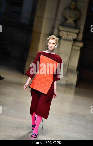 (170228) -- PARIGI, 28 febbraio 2017 -- Una modella presenta una creazione di FFIXXED STUDIOS, un marchio di designer di Hong Kong, durante la settimana della moda Women S Ready-to-Wear Autunno Inverno 2017/18 a Parigi, in Francia, il 28 febbraio 2017. ) FRANCE-PARIS-FASHION WEEK-HONG KONG-BRANDS ChenxYichen PUBLICATIONxNOTxINxCHN Parigi febbraio 28 2017 un modello presenta una creazione di Ffixxed Studios un marchio di designer di Hong Kong durante la custodia Ready to Wear donna Inverno 2017 18 Fashion Week a Parigi Francia IL 28 2017 febbraio France Paris Fashion Week Hong Kong Brands ChenxYichen PUBLICATIONxNOTxINxCHN Foto Stock