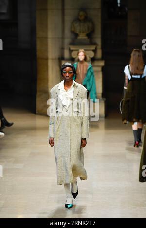 (170228) -- PARIGI, 28 febbraio 2017 -- Models presentano le creazioni di id, un marchio di designer di Hong Kong, durante la settimana della moda autunno inverno 2017/18 delle donne pronte per l'abbigliamento a Parigi, in Francia, il 28 febbraio 2017. ) FRANCE-PARIS-FASHION WEEK-HONG KONG-BRANDS ChenxYichen PUBLICATIONxNOTxINxCHN Paris Feb 28 2017 Models Present Creations of ID a Hong Kong Designers S Brand durante la Women S Ready to Wear Case Winter 2017 18 Fashion Week a Parigi Francia IL 28 2017 febbraio France Paris Fashion Week Hong Kong Brands ChenxYichen PUBLICATIONxNOTxINxCHN Foto Stock