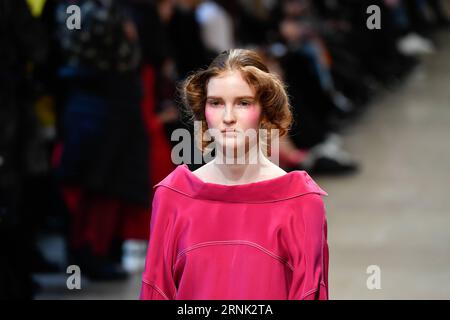 (170228) -- PARIGI, 28 febbraio 2017 -- Una modella presenta una creazione di FFIXXED STUDIOS, un marchio di designer di Hong Kong, durante la settimana della moda Women S Ready-to-Wear Autunno Inverno 2017/18 a Parigi, in Francia, il 28 febbraio 2017. ) FRANCE-PARIS-FASHION WEEK-HONG KONG-BRANDS ChenxYichen PUBLICATIONxNOTxINxCHN Parigi febbraio 28 2017 un modello presenta una creazione di Ffixxed Studios un marchio di designer di Hong Kong durante la custodia Ready to Wear donna Inverno 2017 18 Fashion Week a Parigi Francia IL 28 2017 febbraio France Paris Fashion Week Hong Kong Brands ChenxYichen PUBLICATIONxNOTxINxCHN Foto Stock