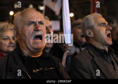 (170301) -- ATENE, 1° marzo 2017 -- i membri della protesta sindacale PAME affiliata al Partito Comunista greco ad Atene, Grecia, il 1° marzo 2017. I manifestanti si sono riuniti qui mercoledì per protestare contro l'austerità mentre i funzionari del governo greco e i rappresentanti dei finanziatori internazionali della Grecia stavano discutendo la prossima serie di riforme e tagli alla spesa sotto il salvataggio greco. ) GRECIA-ATENE-PROTESTA MariosxLolos PUBLICATIONxNOTxINxCHN Atene 1 marzo 2017 i membri dell'Unione dei laboratori PAME affiliati al Partito Comunista greco protestano ad Atene Grecia IL 1 marzo 2017 manifestanti si sono riuniti qui PER Wedn Foto Stock