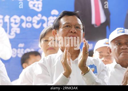 (170302) -- PHNOM PENH, 2 marzo 2017 -- Kem Sokha(C), leader neoeletto del Partito Nazionale di salvataggio della Cambogia (CNRP), applaude durante il congresso straordinario del partito a Phnom Penh, Cambogia, il 2 marzo 2017. Kem Sokha, vice presidente del CNRP, è stato eletto come presidente del partito giovedì dopo che l'ex-esiliato Sam Rainsy si è dimesso il mese scorso. ) (yy) CAMBOGIA-PHNOM PENH-PARTITO DI OPPOSIZIONE-NUOVO LEADER Phearum PUBLICATIONxNOTxINxCHN Phnom Penh 2 marzo 2017 Kem Sokha C neoeletto leader del partito di salvataggio nazionale cambogiano (CNRP) applaude durante la riunione straordinaria del partito Foto Stock