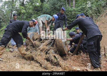 (170304) -- SUMATRA OCCIDENTALE, 4 marzo 2017 -- gli agenti di polizia scavano corpi sepolti all'interno di un veicolo sotto fango e roccia dopo essere stati colpiti da inondazioni e frane nel villaggio di Koto Alam nel distretto di Limapuluh Kota a Giava Occidentale, Indonesia, 4 marzo 2017. Frane e inondazioni hanno causato almeno quattro morti e migliaia di sfollati interni nella provincia di Sumatra occidentale, nell'Indonesia occidentale, ha dichiarato sabato un alto funzionario dell'agenzia per i disastri. ) (Zjy) INDONESIA-SUMATRA OCCIDENTALE-FRANE-RICERCA E SALVATAGGIO Amanda PUBLICATIONxNOTxINxCHN Sumatra OCCIDENTALE 4 marzo 2017 agenti di polizia scavano corpi sepolti all'interno Foto Stock