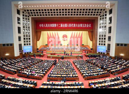 Bilder des Tages Volkskongress a Pechino (170305) -- PECHINO, 5 marzo 2017 -- la quinta sessione del XII Congresso Nazionale del popolo si apre nella grande sala del popolo a Pechino, capitale della Cina, 5 marzo 2017. (zhs) XINHUA INSIGHT (DUE SESSIONI)CHINA-BEIJING-NPC-OPENING (CN) XiexHuanchi PUBLICATIONxNOTxINxCHN Images The Day Peopleu0026#39;s Congress a Pechino Pechino 5 marzo 2017 la quinta sessione del 12° Congresso Nazionale delle celebrità apre NELLA sala grande delle celebrità a Pechino capitale della Cina 5 marzo 2017 zhs XINHUA Insight Two Sessions China Beijing NPC Openi Foto Stock