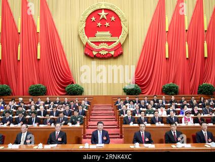 Bilder des Tages (170305) -- PECHINO, 5 marzo 2017 -- Partito Comunista Cinese e leader di stato Xi Jinping (3rd L, fronte), li Keqiang (3rd R, fronte), Yu Zhengsheng (2nd L, fronte), Liu Yunshan (2nd R, fronte), Wang Qishan (1st L, fronte) e Zhang Gaoli (1st R, fronte) partecipare alla riunione di apertura della quinta sessione del XII Congresso Nazionale del popolo presso la sala grande del popolo a Pechino, capitale della Cina, 5 marzo 2017. ) (zhs) XINHUA INSIGHT (DUE SESSIONI)CHINA-BEIJING-NPC-OPENING-LEADERS (CN) LanxHongguang PUBLICATIONxNOTxINxCHN Images the Day Beijing March 5 2017 Top Communis Foto Stock