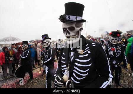 170306 -- BASILEA, 6 marzo 2017 -- i rivenditori partecipano alla processione di carnevale durante il Carnevale di Basilea 2017 a Basilea, Svizzera, 6 marzo 2017. Il Carnevale di Basilea, che è il più grande carnevale della Svizzera, è iniziato lunedì mattina presto e durerà 72 ore. SVIZZERA-BASILEA-CARNEVALE-PROCESSIONE XuxJinquan PUBLICATIONxNOTxINxCHN Foto Stock