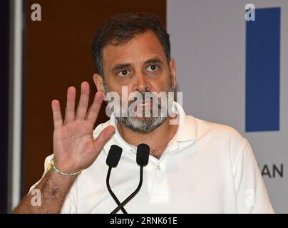 Mumbai, India. 1 settembre 2023. Rahul Gandhi, membro del Parlamento, si comporta durante la conferenza stampa dell'alleanza INDIANA a Mumbai. La conferenza stampa si è conclusa con un piano per affrontare l'Alleanza Democratica Nazionale (NDA) nelle imminenti elezioni di Lok Sabha che si terranno nel 2024. Credito: SOPA Images Limited/Alamy Live News Foto Stock