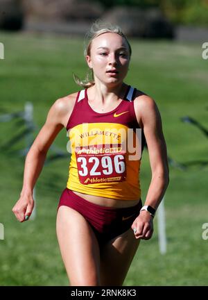 1 settembre 2023: Il Sophomore della Willamette University Zoe Heino (3296) gareggia nell'evento 4K femminile al Linfield Harrier Classic NCAA Cross Country Meet al Joe Dancer Park, McMinneville, OREGON. Larry C. Lawson/CSM (immagine di credito: © Larry C. Lawson/Cal Sport Media) credito: Cal Sport Media/Alamy Live News Foto Stock