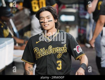 St Louis, USA. 1 settembre 2023. Pittsburgh Pirates Ji Hwan Bae cammina nel dugout prima di una partita contro i St. Louis Cardinals al Busch Stadium di St. Louis venerdì 1 settembre 2023. Foto di Bill Greenblatt/UPI credito: UPI/Alamy Live News Foto Stock