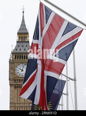 (170314) -- LONDRA, 14 marzo 2017 -- foto scattata il 14 marzo 2017 mostra il Big Ben e la bandiera del Regno Unito nel centro di Londra, in Gran Bretagna. La camera alta del Parlamento britannico ha approvato il Brexit Bill lunedì sera, eliminando l'ultimo ostacolo che il governo avrebbe dovuto scatenare la Brexit. (wtc) BRITAIN-LONDON-BREXIT BILL HanxYan PUBLICATIONxNOTxINxCHN 170314 Londra 14 marzo 2017 foto scattata IL 14 marzo 2017 mostra il Big Ben e la bandiera del Regno Unito nel centro di Londra Gran Bretagna la camera alta britannica del Parlamento ha approvato la Brexit Bill Monday Night Clearing the Load hurdle for the Government to Trigger Brexit WTC Foto Stock