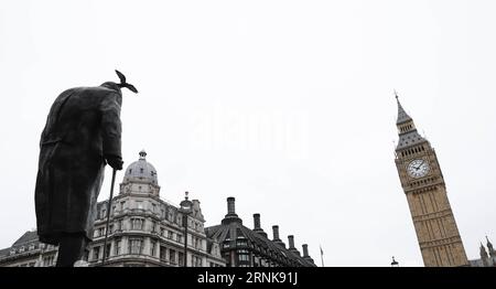 (170314) -- LONDRA, 14 marzo 2017 -- foto scattata il 14 marzo 2017 mostra la statua di Winston Churchill e del Big Ben nel centro di Londra, in Gran Bretagna. La camera alta del Parlamento britannico ha approvato il Brexit Bill lunedì sera, eliminando l'ultimo ostacolo che il governo avrebbe dovuto scatenare la Brexit. (wtc) BRITAIN-LONDON-BREXIT BILL HanxYan PUBLICATIONxNOTxINxCHN 170314 Londra 14 marzo 2017 foto scattata IL 14 marzo 2017 mostra la Statua di Winston Churchill e il Big Ben nel centro di Londra Gran Bretagna la camera alta britannica del Parlamento ha approvato la Brexit Bill Monday Night Clearing the Load hurdle Foto Stock