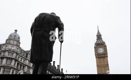 (170314) -- LONDRA, 14 marzo 2017 -- foto scattata il 14 marzo 2017 mostra la statua di Winston Churchill e del Big Ben nel centro di Londra, in Gran Bretagna. La camera alta del Parlamento britannico ha approvato il Brexit Bill lunedì sera, eliminando l'ultimo ostacolo che il governo avrebbe dovuto scatenare la Brexit. (wtc) BRITAIN-LONDON-BREXIT BILL HanxYan PUBLICATIONxNOTxINxCHN 170314 Londra 14 marzo 2017 foto scattata IL 14 marzo 2017 mostra la Statua di Winston Churchill e il Big Ben nel centro di Londra Gran Bretagna la camera alta britannica del Parlamento ha approvato la Brexit Bill Monday Night Clearing the Load hurdle Foto Stock