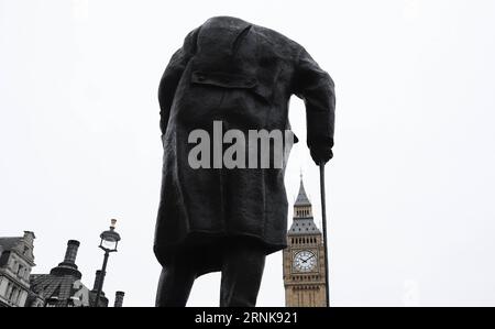 (170314) -- LONDRA, 14 marzo 2017 -- foto scattata il 14 marzo 2017 mostra la statua di Winston Churchill e del Big Ben nel centro di Londra, in Gran Bretagna. La camera alta del Parlamento britannico ha approvato il Brexit Bill lunedì sera, eliminando l'ultimo ostacolo che il governo avrebbe dovuto scatenare la Brexit. (wtc) BRITAIN-LONDON-BREXIT BILL HanxYan PUBLICATIONxNOTxINxCHN 170314 Londra 14 marzo 2017 foto scattata IL 14 marzo 2017 mostra la Statua di Winston Churchill e il Big Ben nel centro di Londra Gran Bretagna la camera alta britannica del Parlamento ha approvato la Brexit Bill Monday Night Clearing the Load hurdle Foto Stock