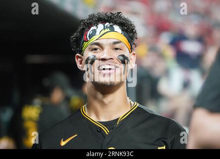 St Louis, USA. 1 settembre 2023. Pittsburgh Pirates Endy Rodriguez cammina nel dugout prima di una partita contro i St. Louis Cardinals al Busch Stadium di St. Louis venerdì 1 settembre 2023. Foto di Bill Greenblatt/UPI credito: UPI/Alamy Live News Foto Stock