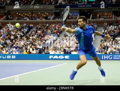 Flushing Meadow, dichiarato United. 1 settembre 2023. Novak Djokovic della Serbia restituisce un pallone a Laslo.Djere della Serbia nel terzo turno all'Arthur Ashe Stadium agli US Open Tennis Championships 2023 all'USTA Billie Jean King National Tennis Center venerdì 1 settembre 2023 a New York City. Foto di John Angelillo/UPI Credit: UPI/Alamy Live News Foto Stock