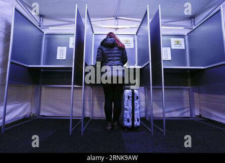 (170315) -- L'AIA, 15 marzo 2017 -- Una donna compila un voto alle elezioni parlamentari presso la stazione centrale dell'Aia, nei Paesi Bassi, 15 marzo 2017. ) (Zxj) ELEZIONI DEL PARLAMENTO OLANDESE YexPingfan PUBLICATIONxNOTxINxCHN l'Aia 15 marzo 2017 una donna compila un voto alle elezioni del Parlamento alla stazione centrale dell'Aia Paesi Bassi 15 marzo 2017 le elezioni del Parlamento olandese YexPingfan PUBLICATIONxNOTxINxCHN Foto Stock