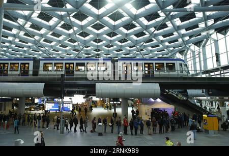 (170315) -- L'AIA, 15 marzo 2017 -- la gente aspetta di votare alle elezioni parlamentari presso la stazione centrale dell'Aia, Paesi Bassi, 15 marzo 2017. ) (Zxj) ELEZIONI DEL PARLAMENTO OLANDESE YexPingfan PUBLICATIONxNOTxINxCHN l'Aia 15 marzo 2017 celebrità attendono di VOTARE alle elezioni del Parlamento alla stazione centrale dell'Aia Paesi Bassi 15 marzo 2017 le elezioni del Parlamento olandese YexPingfan PUBLICATIONxNOTxINxCHN Foto Stock