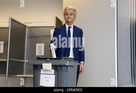 (170315) -- L'AIA, 15 marzo 2017 -- il leader del partito di estrema destra per la libertà (PVV) Geert Wilders fa un voto alle elezioni parlamentari in un collegio elettorale a l'Aia, nei Paesi Bassi, 15 marzo 2017. ) (Zxj) ELEZIONI DEL PARLAMENTO OLANDESE-GEERT WILDERS YexPingfan PUBLICATIONxNOTxINxCHN l'Aia 15 marzo 2017 Partito di estrema destra per la libertà il leader del PVV Geert Wilders pronuncia il voto alle elezioni parlamentari IN una stazione di polling all'Aia Paesi Bassi 15 marzo 2017 le elezioni del Parlamento olandese Geert Wilders YexPingfan PUBLICATIONXNOTxINxCHN Foto Stock