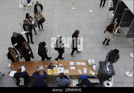 Parlamentswahlen in den Niederlanden (170315) -- L'AIA, 15 marzo 2017 -- gli olandesi hanno votato le elezioni per le elezioni del parlamento olandese in una sede di voto al municipio dell'Aia, nei Paesi Bassi, 15 marzo 2017. Il popolo olandese ha iniziato a votare mercoledì alle elezioni parlamentari olandesi del 2017, con un risultato tutt'altro che prevedibile, che va da un voto per il populismo, una scelta per la destra dell'attuale primo ministro Mark Rutte o un voto per la sinistra. ) (Sxk) PAESI BASSI-L'AIA-ELEZIONI PARLAMENTARI YexPingfan PUBLICATIONxNOTxINxCHN Parliam Foto Stock