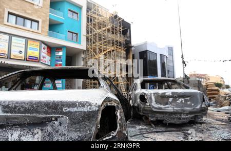 Bilder des Tages (170315) -- TRIPOLI, 15 marzo 2017 -- i veicoli arbustieri sono visti all'esterno dell'edificio danneggiato del canale televisivo del governo della salvezza nazionale che è stato dato fuoco da un gruppo di uomini armati a Tripoli, Libia, il 15 marzo 2017. Violenti scontri scoppiarono nella capitale libica Tripoli fin dal primo martedì mattina e durarono fino al mercoledì mattina tra milizie rivali, secondo i testimoni. I combattimenti sono tra due milizie leali ai due governi rivali di Tripoli: Il governo di accordo nazionale sostenuto dalle Nazioni Unite e il governo deposto di salvezza nazionale che sta tentando di farlo Foto Stock