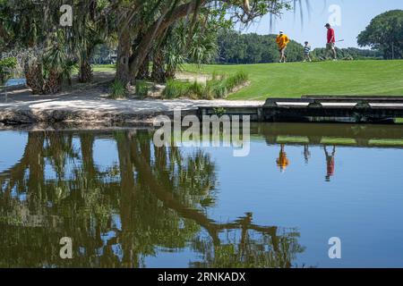 I golfisti (e un futuro golfista) che si godono il Little Sandy Short Course presso l'Omni Amelia Island Resort sulla costa nord-orientale della Florida. (USA) Foto Stock