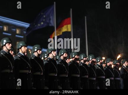 (170318) -- BERLINO, 18 marzo 2017 -- la guardia d'onore partecipa alla cerimonia del Grand Tattoo per onorare il presidente tedesco uscente Joachim Gauck nella residenza presidenziale del Palazzo Bellevue a Berlino, capitale della Germania, il 17 marzo 2017. Joachim Gauck lascia l'incarico dopo un mandato di cinque anni e gli succederà l'ex ministro degli Esteri Frank-Walter Steinmeier. (gj) GERMANIA-BERLINO-PRESIDENTE-GRANDE CERIMONIA DEL TATUAGGIO ShanxYuqi PUBLICATIONxNOTxINxCHN Berlino 18 marzo 2017 la Guardia D'ONORE partecipa alla cerimonia del Gran tatuaggio per ONORARE il presidente tedesco uscente Joachim Gauck ALLA Re Presidenziale Foto Stock