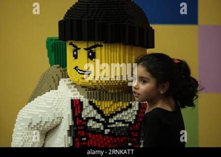 (170319) - BOGOTÀ, 19 marzo 2017 - Una ragazza posa accanto a una figura fatta di blocchi di Lego durante l'evento Lego Fun Fest al Corferias International Business Center di Bogotà, Colombia, il 18 marzo 2017. La seconda edizione del Lego Fun Fest a Bogotà, organizzato dalla società Lego, si tiene dal 18 marzo al 12 aprile 2017. Jhon Paz) (ma) (fnc)(gj) COLOMBIA-BOGOTÀ-LEGO e Jhonpaz PUBLICATIONxNOTxINxCHN Bogotà 19 marzo 2017 una ragazza posa accanto a una figura fatta di blocchi Lego durante l'evento Lego Fun Close PRESSO il Corferias International Business Center di Bogotà Colombia IL 18 marzo 2017 The Seco Foto Stock