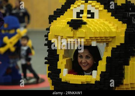 (170319) - BOGOTÀ, 19 marzo 2017 - Una donna posa con una figura fatta di blocchi di Lego durante l'evento Lego Fun Fest al Corferias International Business Center di Bogotà, Colombia, il 18 marzo 2017. La seconda edizione del Lego Fun Fest a Bogotà, organizzato dalla società Lego, si tiene dal 18 marzo al 12 aprile 2017. Jhon Paz) (ma) (fnc)(gj) COLOMBIA-BOGOTÀ-LEGO e Jhonpaz PUBLICATIONxNOTxINxCHN Bogotà 19 marzo 2017 una donna posa con una figura fatta di blocchi Lego durante l'evento Lego Fun Close PRESSO il Corferias International Business Center di Bogotà Colombia IL 18 marzo 2017 la seconda e Foto Stock