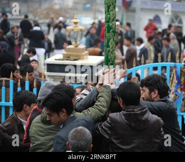 (170321) -- KABUL, 21 marzo -- le persone si riuniscono al santuario Sakhi durante una cerimonia annuale del Nowruz Festival a Kabul, capitale dell'Afghanistan, 21 marzo 2017. ) (lrz) AFGHANISTAN-KABUL-CELEBRAZIONE DEL NUOVO ANNO RahmatxAlizadah PUBLICATIONxNOTxINxCHN Kabul 21 marzo le celebrità si riuniscono AL Santuario Sakhi durante una cerimonia del Festival annuale di Nowruz a Kabul capitale dell'Afghanistan 21 marzo 2017 lrz Afghanistan Kabul celebrazione del nuovo anno RahmatxAlizadah PUBLICATIONxNOTxINxCHN Foto Stock