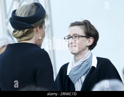 (170322) -- BRUXELLES, 22 marzo 2017 -- Belgio la regina Matilde (L) consola un familiare vittima durante un evento commemorativo in occasione del primo anniversario degli attentati terroristici di Bruxelles all'aeroporto di Bruxelles, in Belgio, 22 marzo 2017. Lo stesso giorno del 2016 un totale di 31 persone sono rimaste uccise e centinaia di altri feriti in attacchi terroristici all'aeroporto di Bruxelles e alla stazione della metropolitana di Maalbeek di cui lo Stato islamico (IS) in seguito aveva rivendicato la responsabilità. ) (gl) BELGIO-BRUXELLES-ATTACCHI TERRORISTICI-ANNIVERSARIO YexPingfan PUBLICATIONxNOTxINxCHN Bruxelles 22 marzo 2017 Belgio Quee Foto Stock