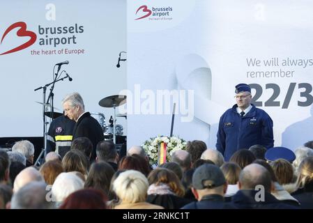 (170322) -- BRUXELLES, 22 marzo 2017 -- Belgio Re Philippe (L) partecipa a un evento commemorativo in occasione del primo anniversario degli attentati terroristici di Bruxelles all'aeroporto di Bruxelles, in Belgio, 22 marzo 2017. Lo stesso giorno del 2016 un totale di 31 persone sono rimaste uccise e centinaia di altri feriti in attacchi terroristici all'aeroporto di Bruxelles e alla stazione della metropolitana di Maalbeek di cui lo Stato islamico (IS) in seguito aveva rivendicato la responsabilità. ) (gl) BELGIO-BRUXELLES-ATTACCHI TERRORISTICI-ANNIVERSARIO YexPingfan PUBLICATIONxNOTxINxCHN Bruxelles 22 marzo 2017 Belgio Re Philippe l partecipa a un memorat Foto Stock