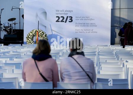 (170322) -- BRUXELLES, 22 marzo 2017 -- i parenti delle vittime partecipano a un evento commemorativo in occasione del primo anniversario degli attentati terroristici di Bruxelles all'aeroporto di Bruxelles, in Belgio, 22 marzo 2017. Lo stesso giorno del 2016 un totale di 31 persone sono rimaste uccise e centinaia di altri feriti in attacchi terroristici all'aeroporto di Bruxelles e alla stazione della metropolitana di Maalbeek di cui lo Stato islamico (IS) in seguito aveva rivendicato la responsabilità. ) (gl) BELGIO-BRUXELLES-ATTACCHI TERRORISTICI-ANNIVERSARIO YexPingfan PUBLICATIONxNOTxINxCHN Bruxelles 22 marzo 2017 i parenti delle vittime partecipano a un evento commemorativo Foto Stock