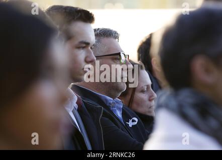 (170322) -- BRUXELLES, 22 marzo 2017 -- la gente fa un minuto di silenzio durante un evento commemorativo in occasione del primo anniversario degli attentati terroristici di Bruxelles all'aeroporto di Bruxelles, in Belgio, 22 marzo 2017. Lo stesso giorno del 2016 un totale di 31 persone sono rimaste uccise e centinaia di altri feriti in attacchi terroristici all'aeroporto di Bruxelles e alla stazione della metropolitana di Maalbeek di cui lo Stato islamico (IS) in seguito aveva rivendicato la responsabilità. ) (gl) BELGIO-BRUXELLES-ATTACCHI TERRORISTICI-ANNIVERSARIO YexPingfan PUBLICATIONxNOTxINxCHN Bruxelles 22 marzo 2017 le celebrità fanno un minuto silenzio dur Foto Stock