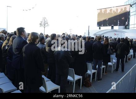 (170322) -- BRUXELLES, 22 marzo 2017 -- le persone piangono le vittime durante un evento commemorativo in occasione del primo anniversario degli attentati terroristici di Bruxelles all'aeroporto di Bruxelles, in Belgio, 22 marzo 2017. ) (lrz) BELGIO-BRUXELLES-ATTENTATI TERRORISTICI-ANNIVERSARIO YexPingfan PUBLICATIONxNOTxINxCHN Bruxelles 22 marzo 2017 celebrità vittime Morne durante un evento commemorativo SUL primo anniversario degli attentati terroristici di Bruxelles ALL'aeroporto di Bruxelles in Belgio 22 marzo 2017 lrz Belgio Bruxelles attacchi terroristici anniversario YexPingfan PUBLICATIONxTxINxCHN Foto Stock